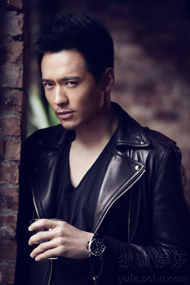 高云翔咖啡馆文艺大片 若有所思显神秘气质