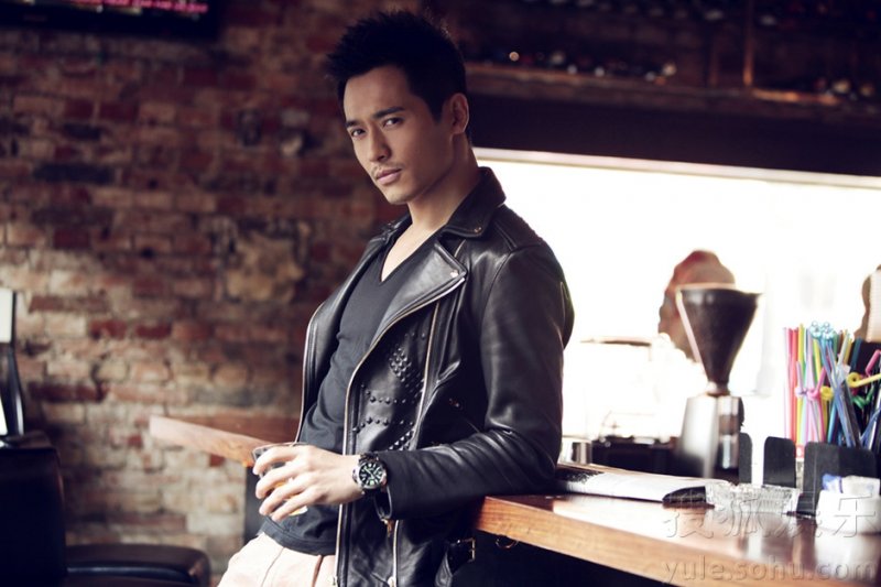 高云翔咖啡馆文艺大片 若有所思显神秘气质