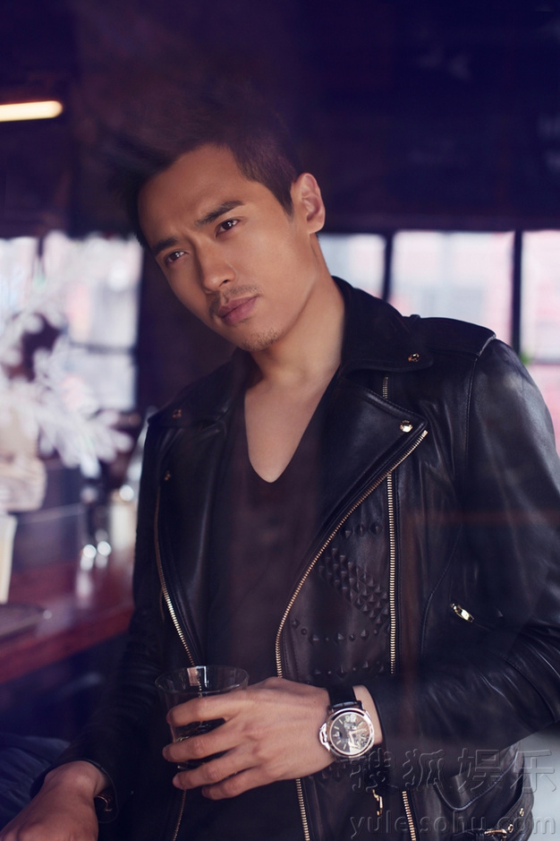 高云翔咖啡馆文艺大片 若有所思显神秘气质