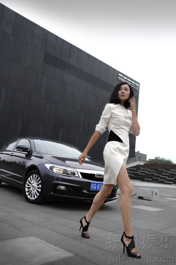 吴晓敏最新写真曝光 香车美人性感妩媚十足