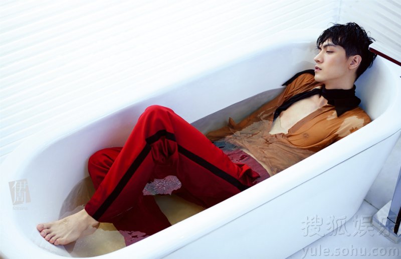 任言恺曝大尺度浴缸照 小鲜肉妙变性感男神
