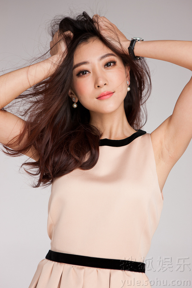 李婳曝全新写真大片 气质清新甜美身材傲人