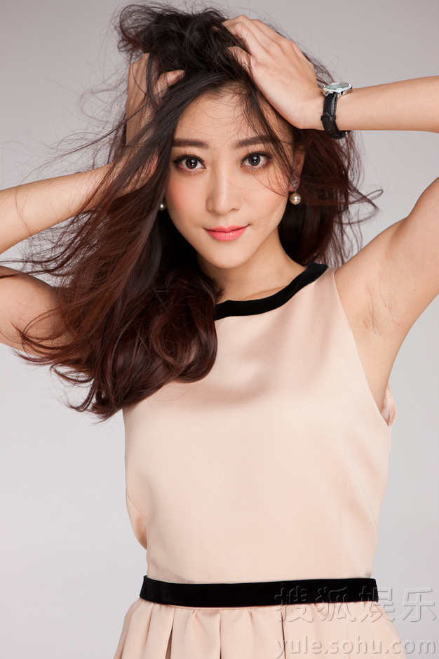 李婳曝全新写真大片 气质清新甜美身材傲人