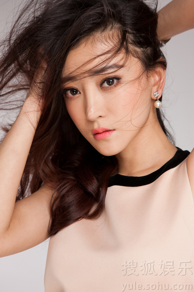 李婳曝全新写真大片 气质清新甜美身材傲人