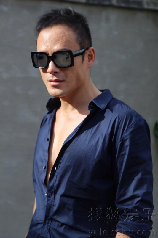 张政勇最新街拍写真大片曝光 诠释型男魅力