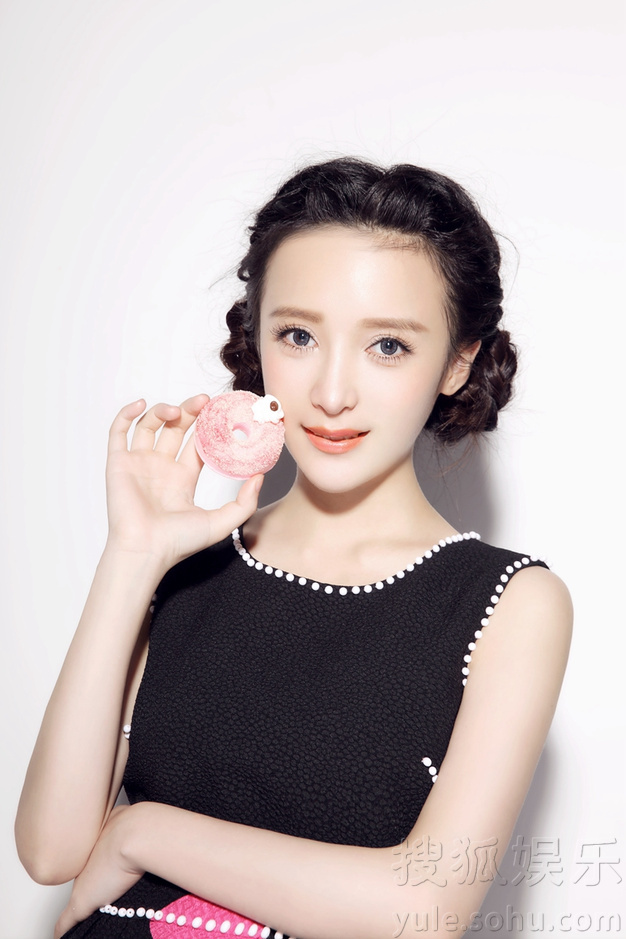 郑丹蕾写真娇俏可爱 展萌萌哒女孩甜美本色