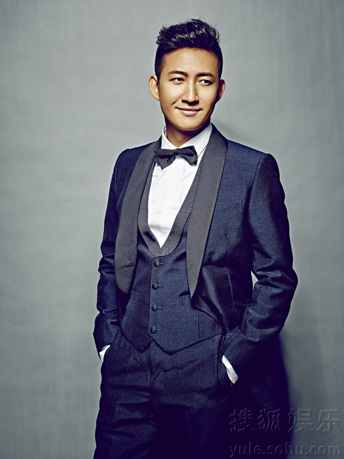 王阳曝最新西装写真 儒雅气质尽显轻熟魅力