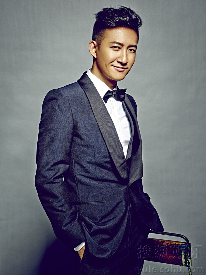 王阳曝最新西装写真 儒雅气质尽显轻熟魅力