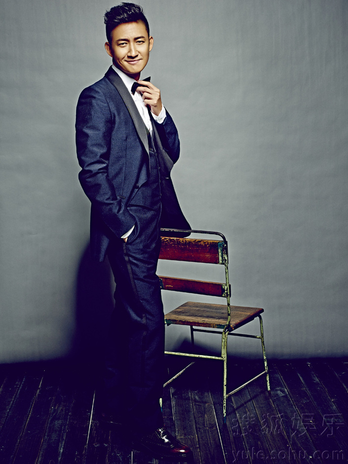 王阳曝最新西装写真 儒雅气质尽显轻熟魅力