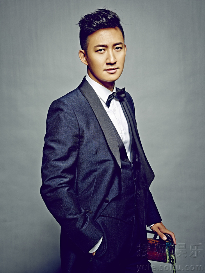王阳曝最新西装写真 儒雅气质尽显轻熟魅力
