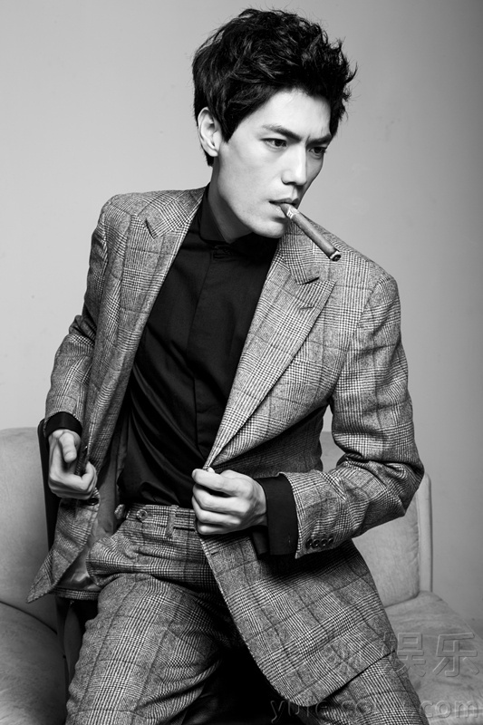 季晨最新时尚写真大片曝光 卖萌耍酷嘲范儿足