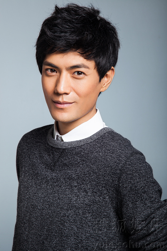 季晨最新时尚写真大片曝光 卖萌耍酷嘲范儿足