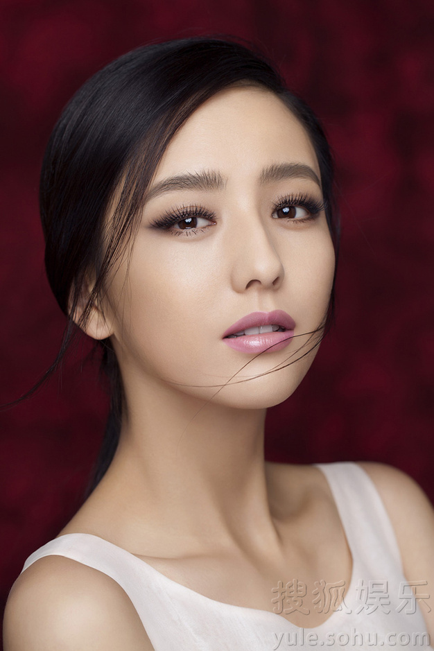 佟丽娅最新时尚大片曝光 复古风演绎精致轻熟女