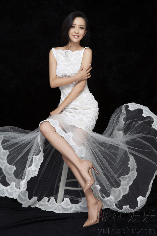佟丽娅最新时尚大片曝光 复古风演绎精致轻熟女