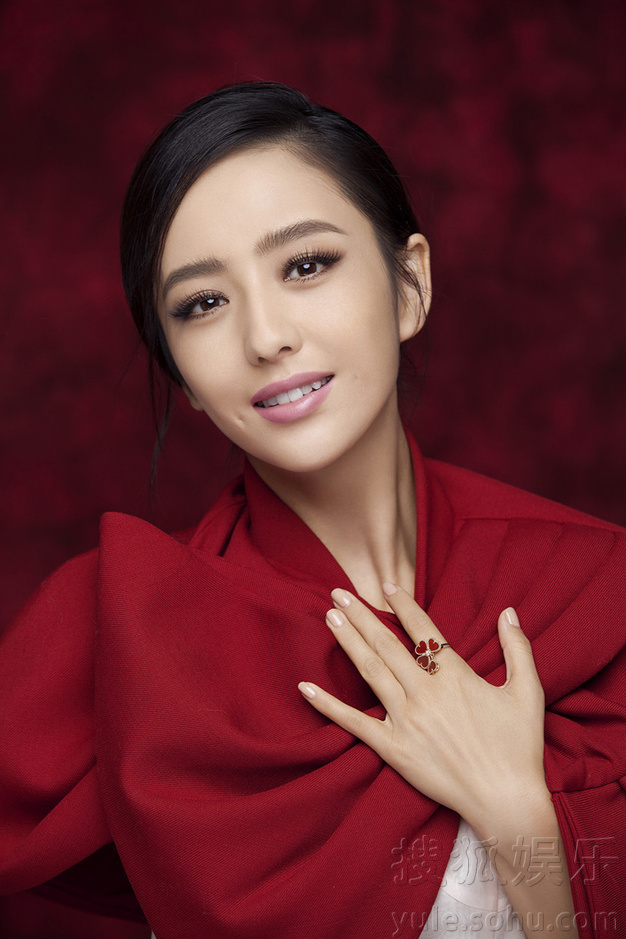 佟丽娅最新时尚大片曝光 复古风演绎精致轻熟女