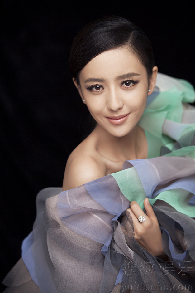 佟丽娅最新时尚大片曝光 复古风演绎精致轻熟女