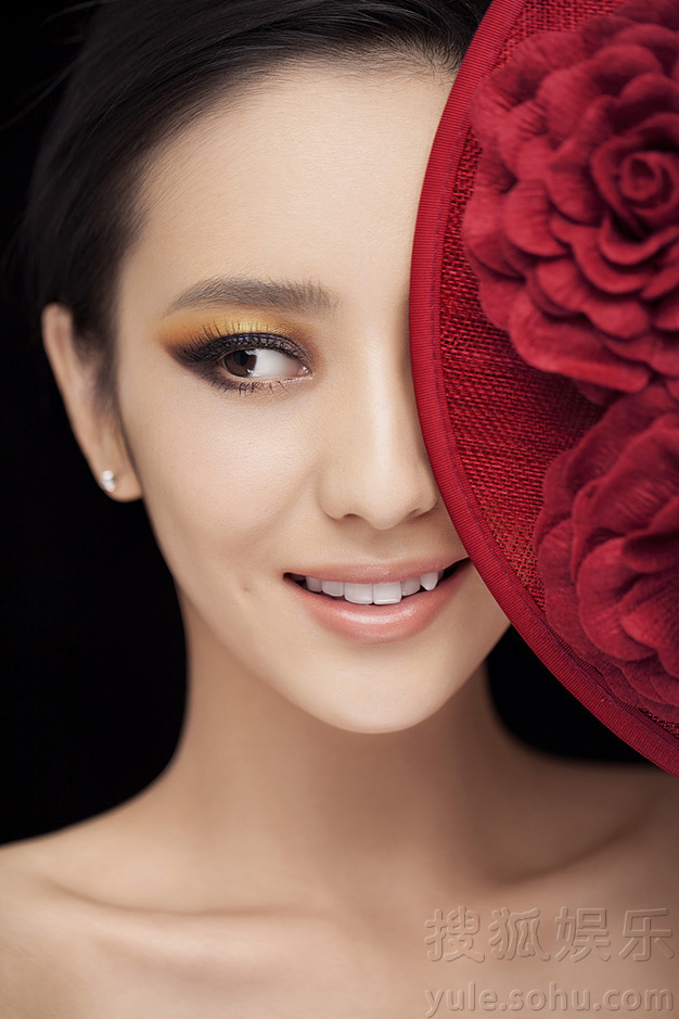 佟丽娅最新时尚大片曝光 复古风演绎精致轻熟女