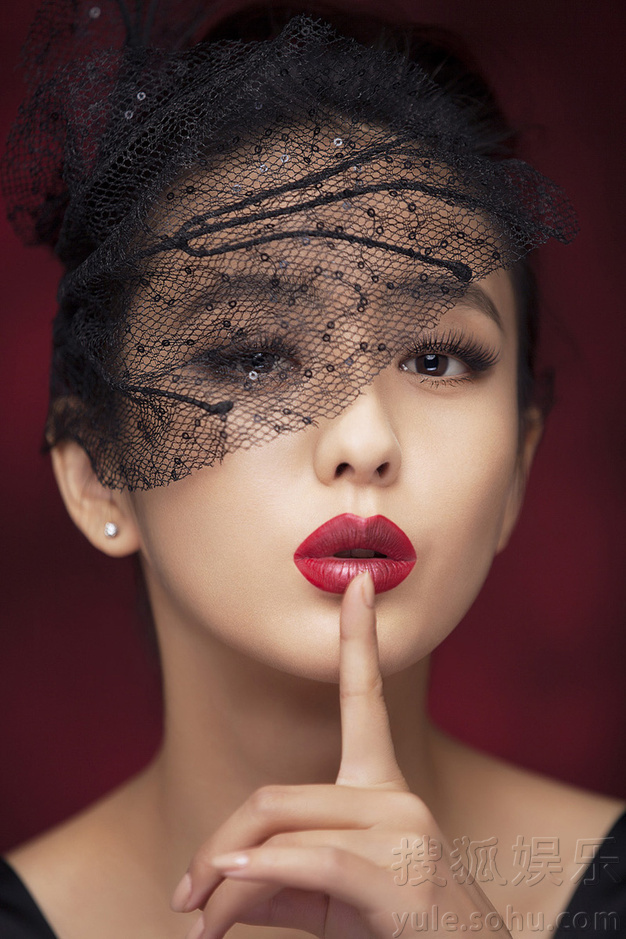 佟丽娅最新时尚大片曝光 复古风演绎精致轻熟女