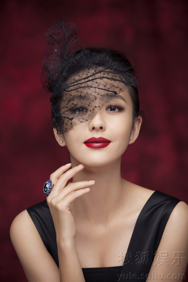 佟丽娅最新时尚大片曝光 复古风演绎精致轻熟女