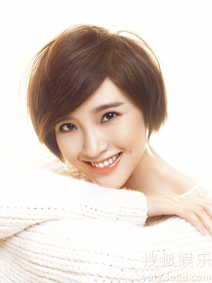 唐艺昕最新冬日写真 笑容纯净梨涡漾暖意