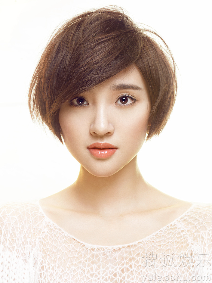 唐艺昕最新冬日写真 笑容纯净梨涡漾暖意