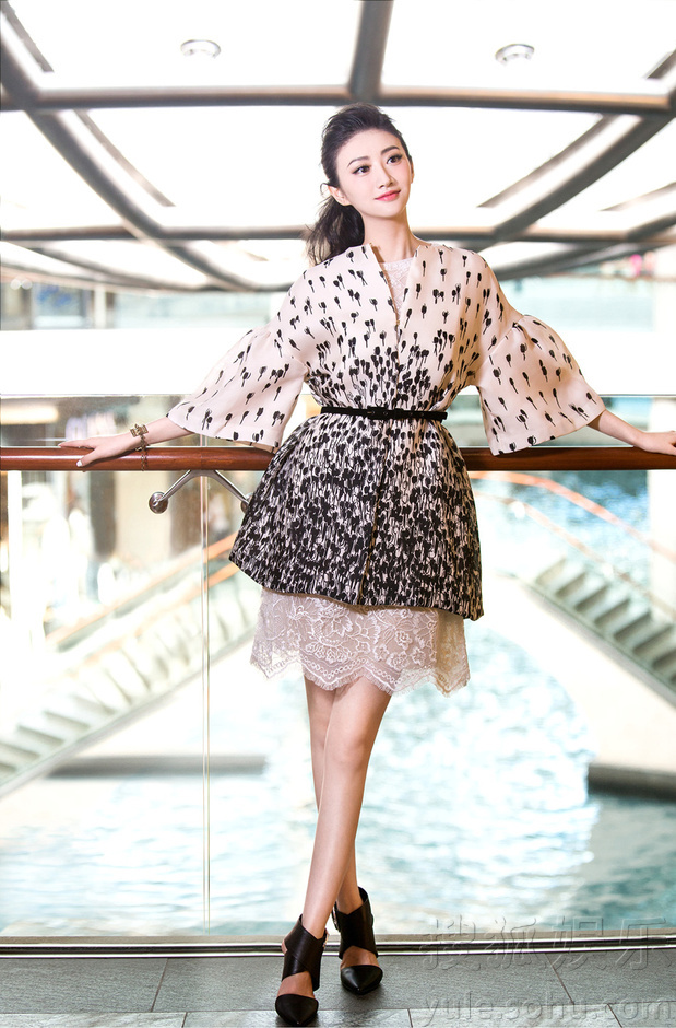 景甜登杂志封面露美背 出水芙蓉素肤若凝脂