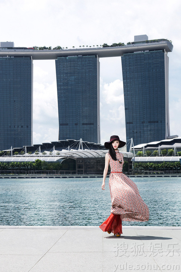 景甜登杂志封面露美背 出水芙蓉素肤若凝脂