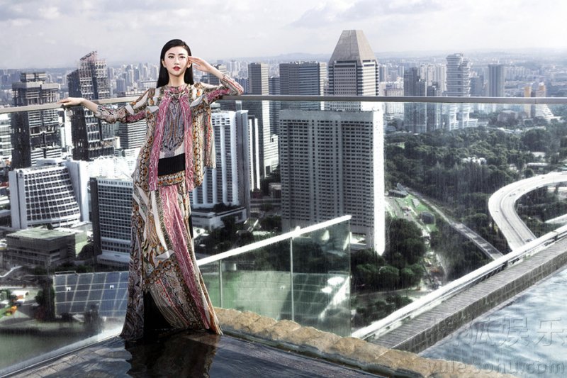 景甜登杂志封面露美背 出水芙蓉素肤若凝脂