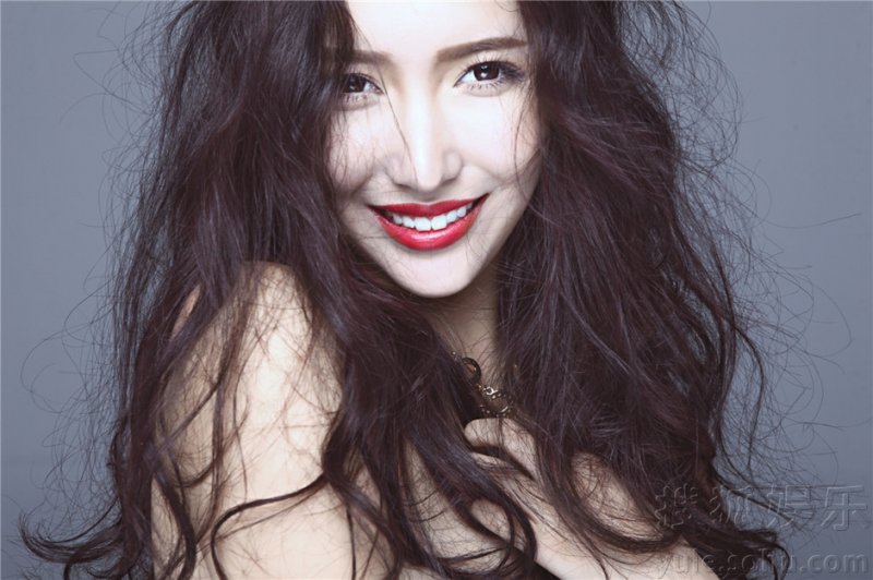北舞校花张洪艺写真曝光 百变造型化身圣诞女神