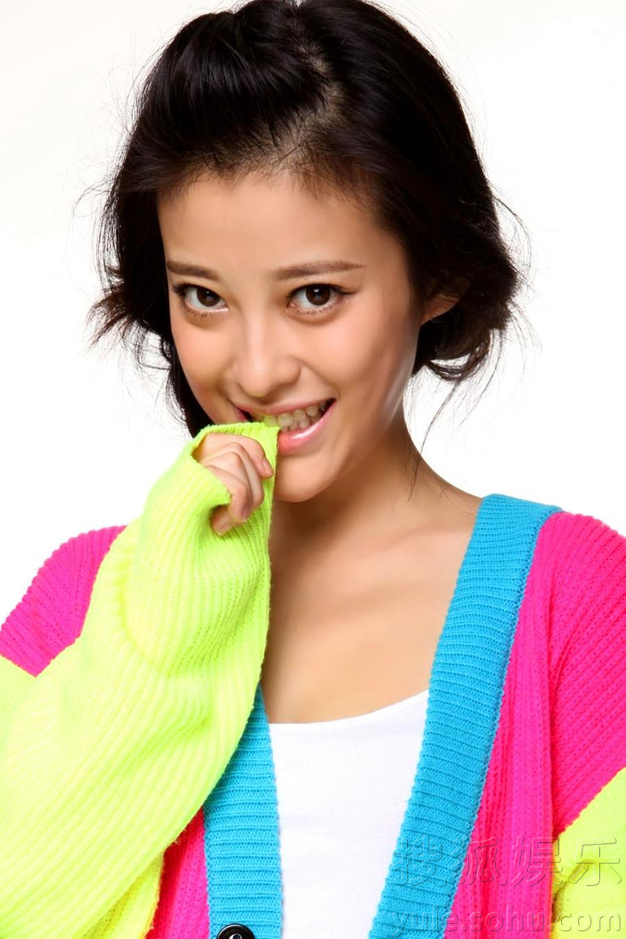 刘妙曝光最新鬼马表情照 古灵精怪造型百变