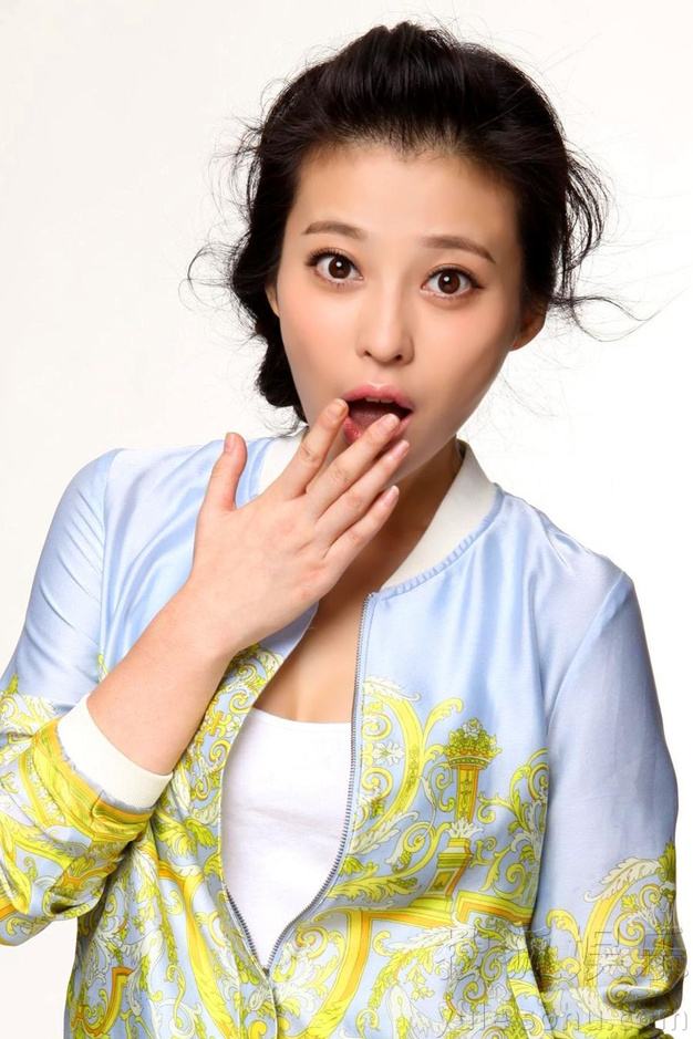 刘妙曝光最新鬼马表情照 古灵精怪造型百变