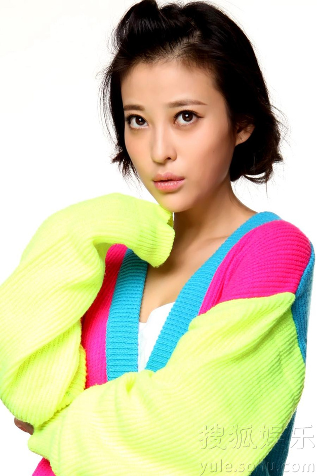 刘妙曝光最新鬼马表情照 古灵精怪造型百变