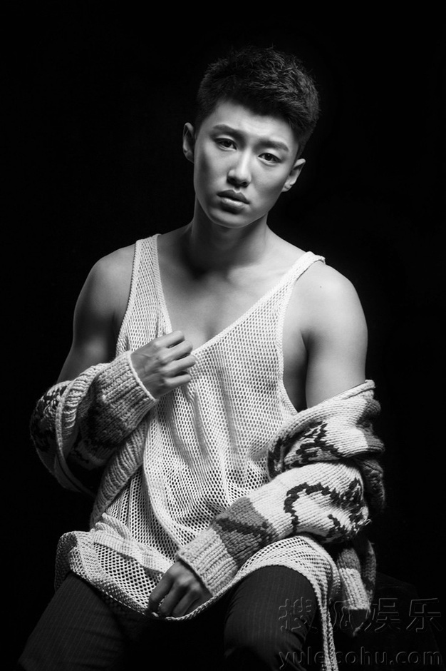 代旭全新黑白写真曝光 运动格调冷帅时尚