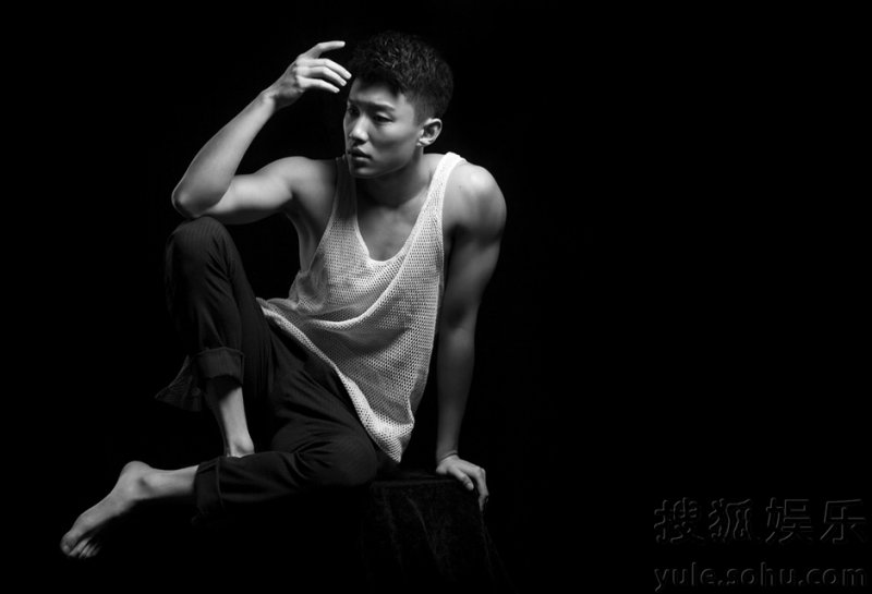 代旭全新黑白写真曝光 运动格调冷帅时尚