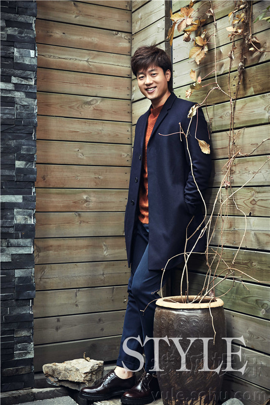 凌潇肃曝街拍大片 不是不会时尚更愿收尽锋芒