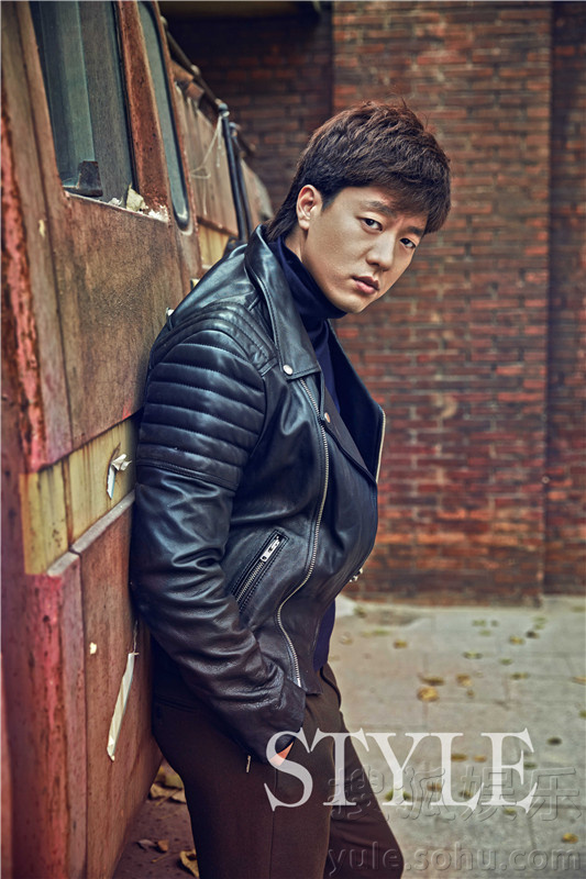 凌潇肃曝街拍大片 不是不会时尚更愿收尽锋芒