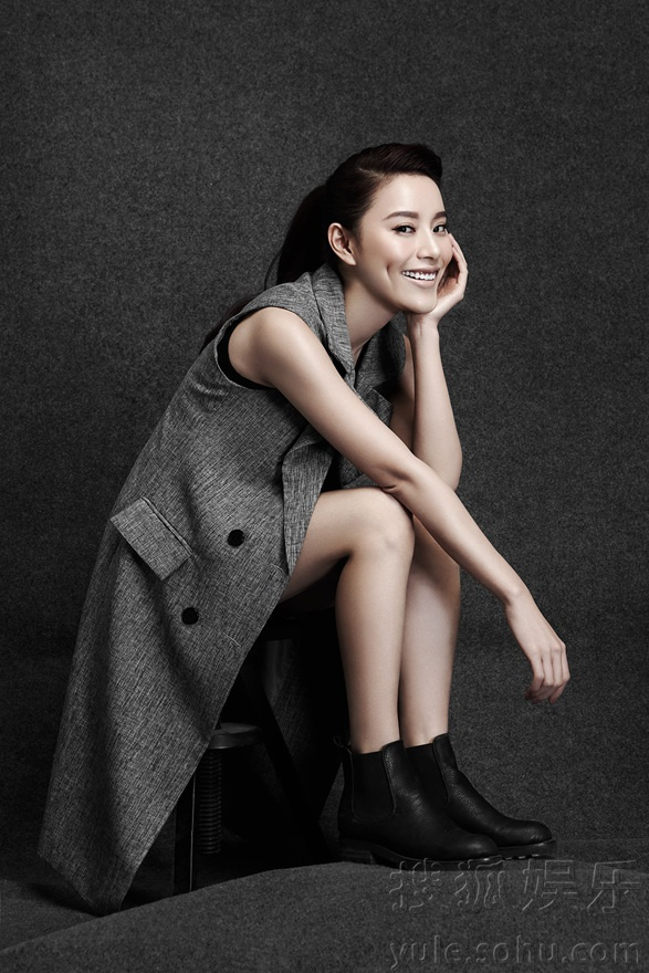 蔡蝶圣诞写真大片曝光 笑容甜美活力十足