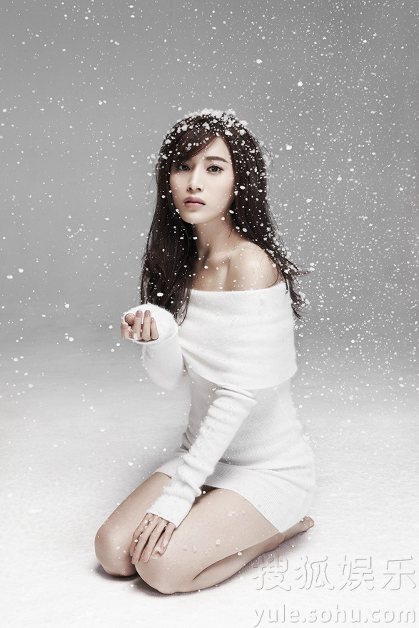 蔡蝶圣诞写真大片曝光 笑容甜美活力十足