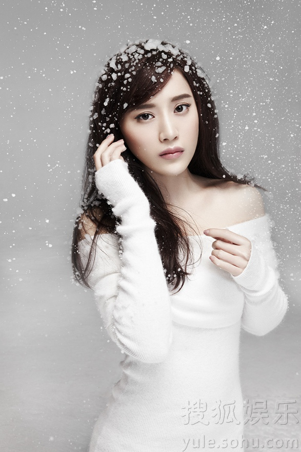 蔡蝶圣诞写真大片曝光 笑容甜美活力十足