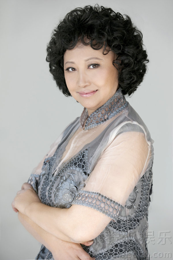 戏骨徐松子卷发写真曝光 颠覆荧屏形象展笑颜