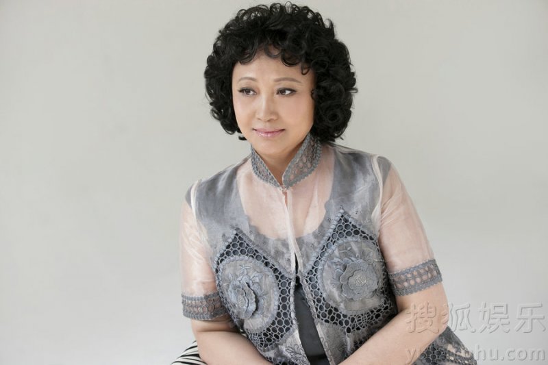 戏骨徐松子卷发写真曝光 颠覆荧屏形象展笑颜