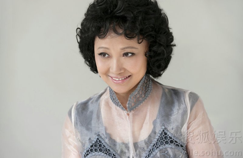 戏骨徐松子卷发写真曝光 颠覆荧屏形象展笑颜