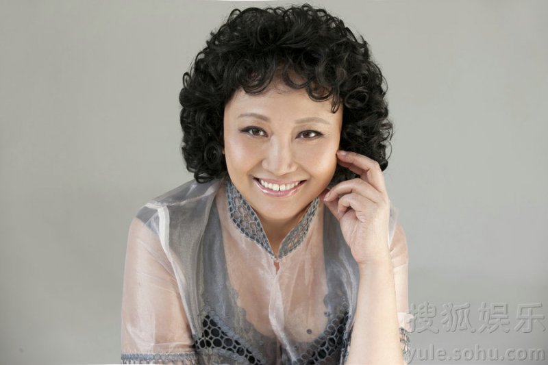 戏骨徐松子卷发写真曝光 颠覆荧屏形象展笑颜