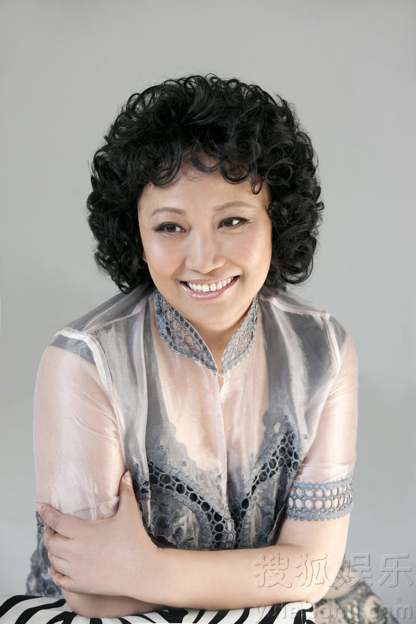 戏骨徐松子卷发写真曝光 颠覆荧屏形象展笑颜