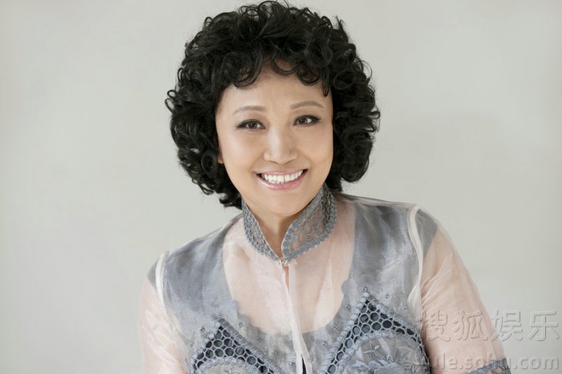 戏骨徐松子卷发写真曝光 颠覆荧屏形象展笑颜