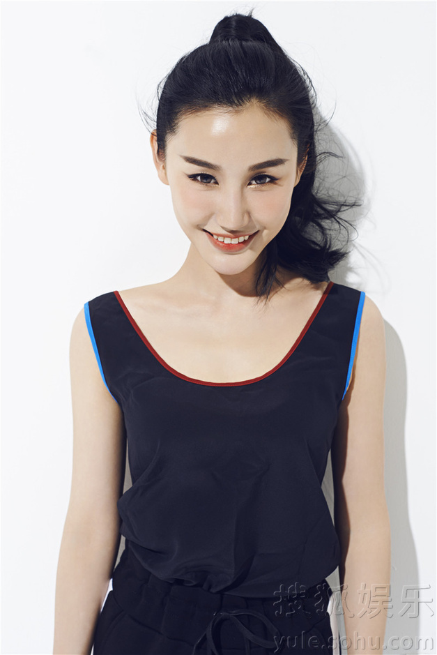 刘璐珈曝最新时尚写真 青春复古风格多变