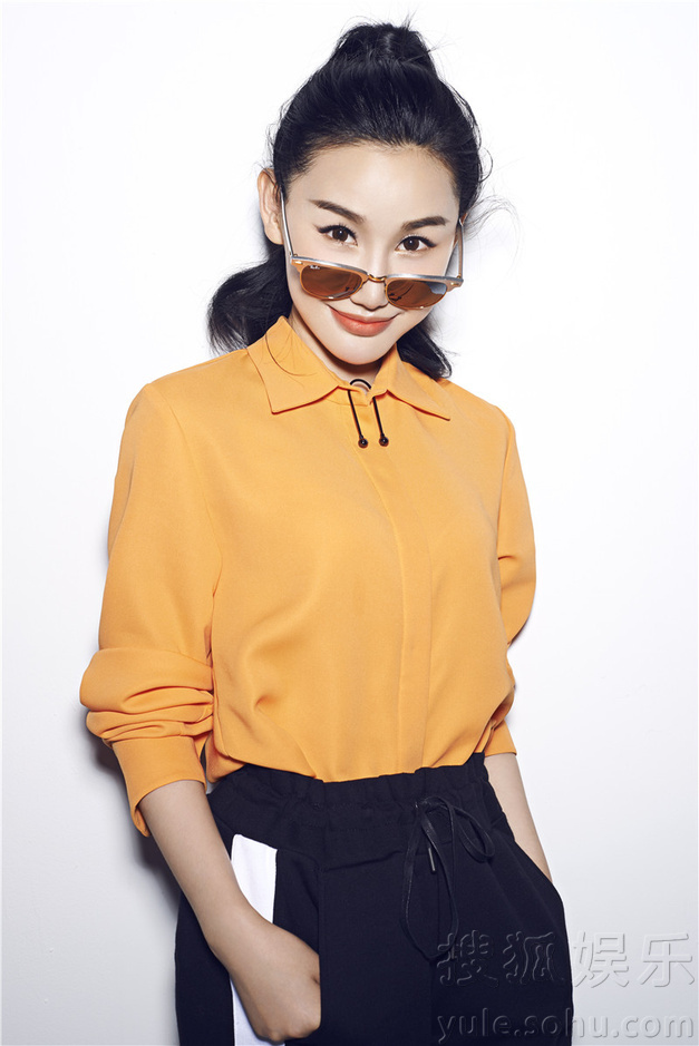 刘璐珈曝最新时尚写真 青春复古风格多变