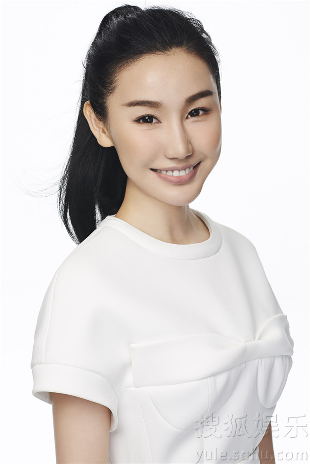 刘璐珈曝最新时尚写真 青春复古风格多变