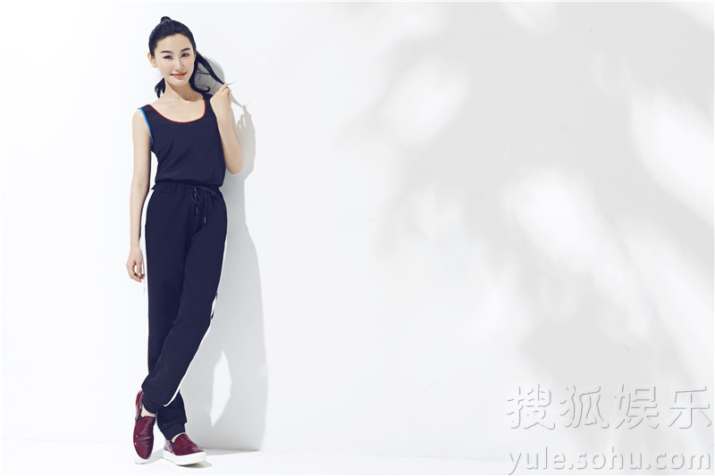 刘璐珈曝最新时尚写真 青春复古风格多变