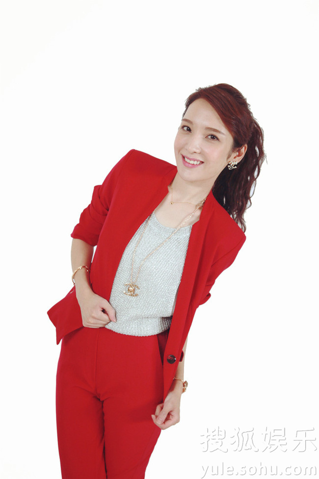 何昊阳都市范儿写真曝光 白领丽人时尚大气